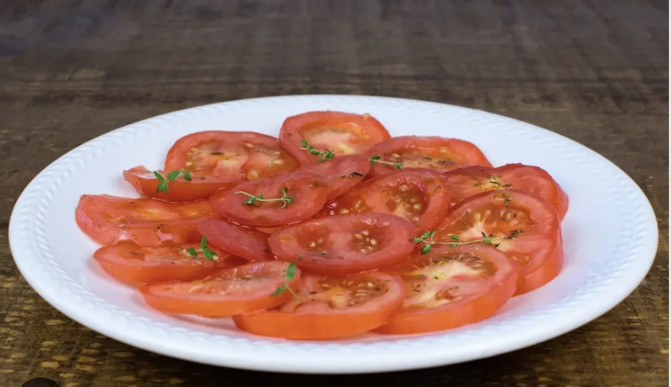 ESPAGUETIS DE CALABACÍN CON PINCHOS DE POLLO Y ENSALADA DE TOMATE